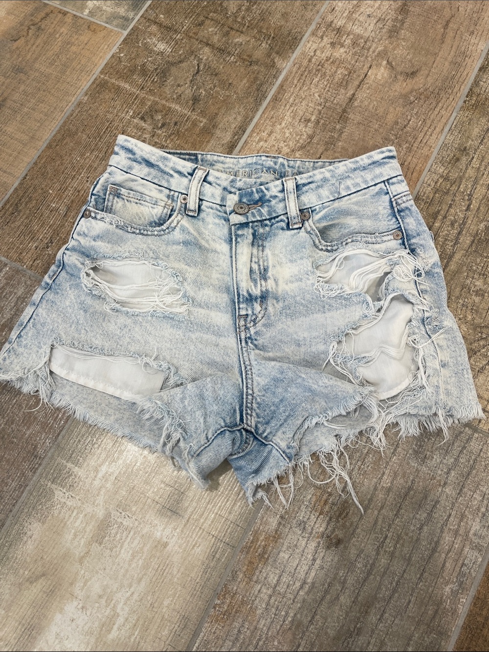 American Eagle Light Wash Distressed Strigid Curvy Mom Short Size 00